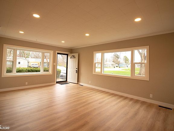 5th image of 1426 Greenwood Dr