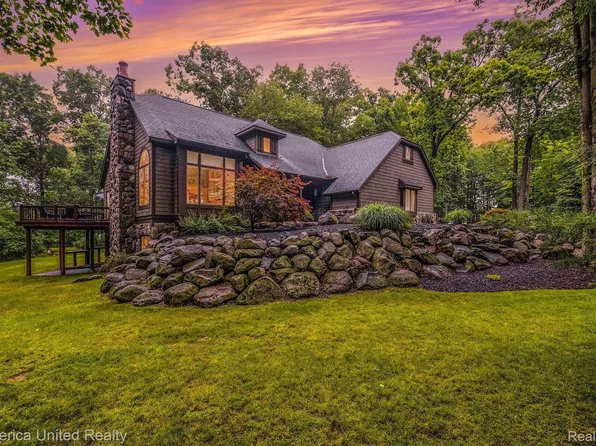 255 Corey Ln, Ortonville, MI 48462