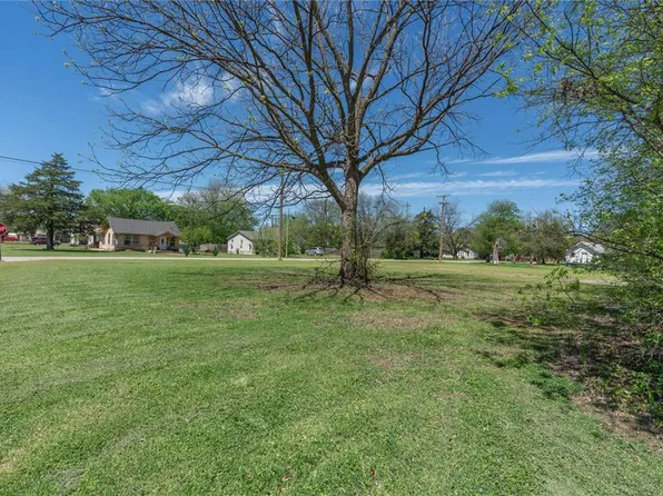 410 W Comanche St #6, Lindsay, OK 73052