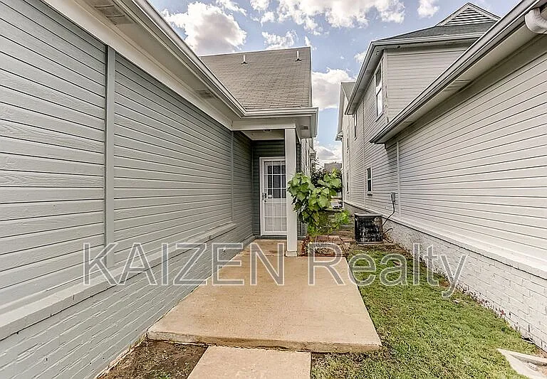 1338 Harbor Park Dr — Photo 3