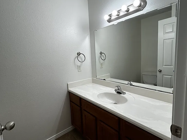 1899 W Stone St #3 — Photo 3