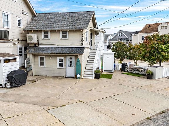 3rd image of 3 Gardens Rd #3