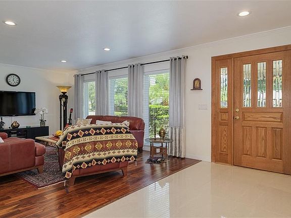 4th image of 704 Richards Ave