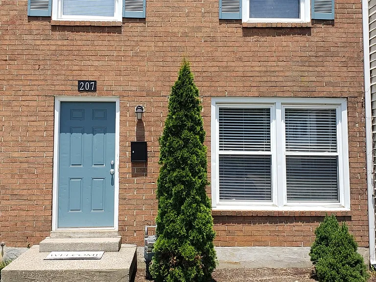 207 Hedgewood Ct — Photo 1