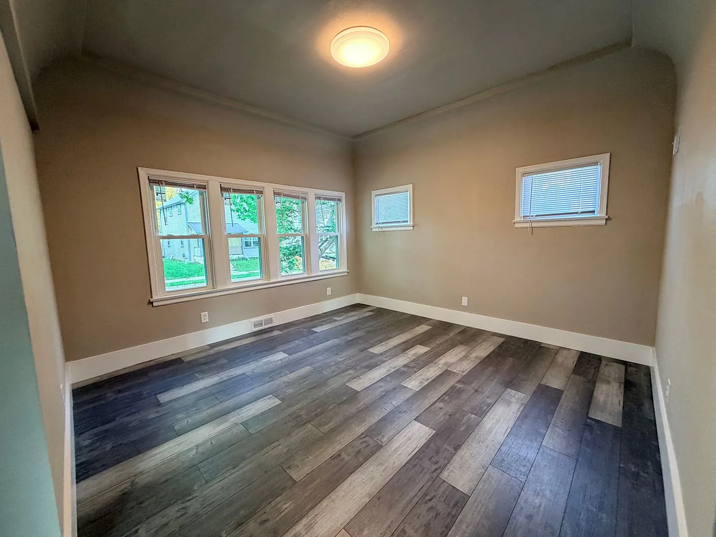 Large Renovated 5BR/2.5BA Single Family Rent to Own Home — Photo 3
