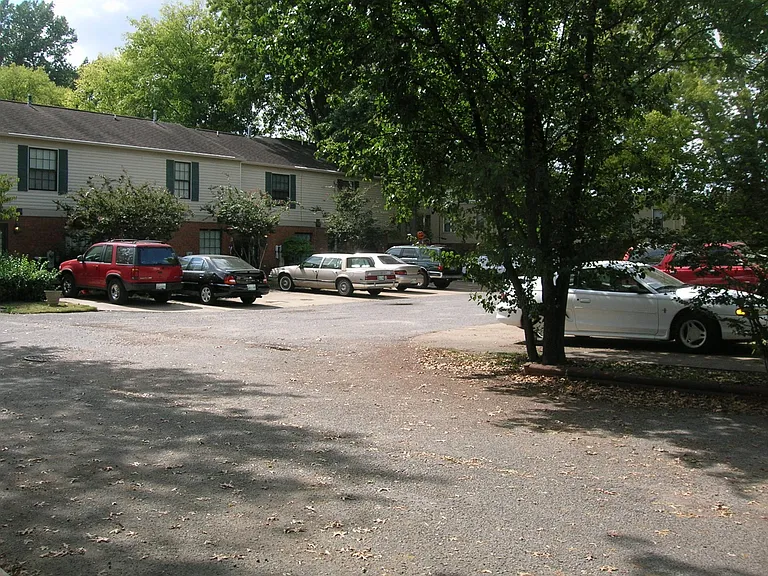 121 Barksdale Ct — Photo 2