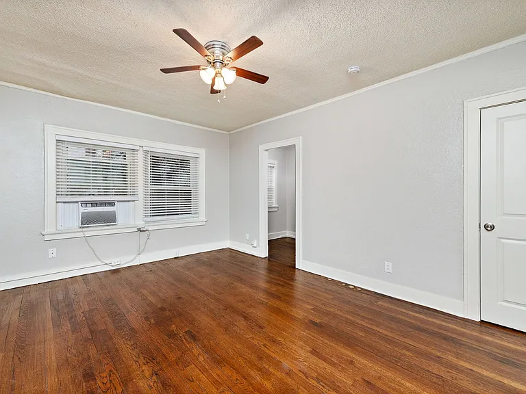 901 E Linwood Blvd — Photo 25