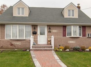 920 Cherry Ln, Franklin Square, NY 11010