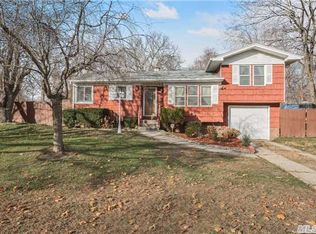 9 Halliday Rd, Coram, NY 11727