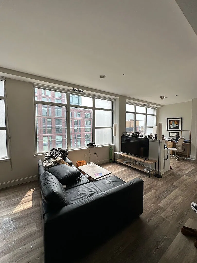 Bright and Spacious 1-Bedroom in the Ink Block with No Broker Fee — Photo 2