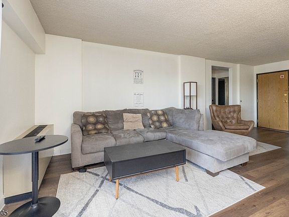 3rd image of 10 N Wood Ave #706
