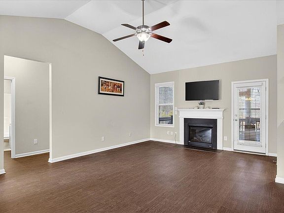 3rd image of 15 Saddletree Dr