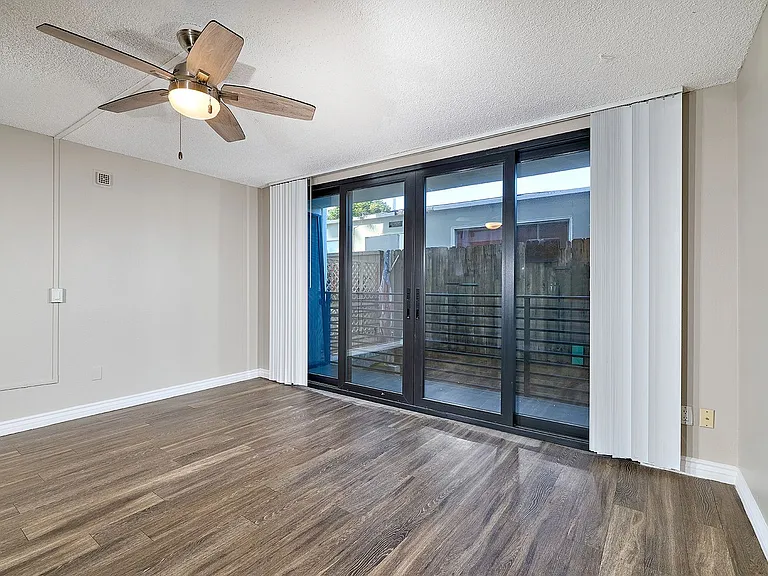 Surfcaster Apartments — Photo 22