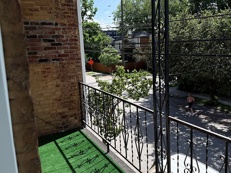 Balcony facing Campbell St and Franklin St