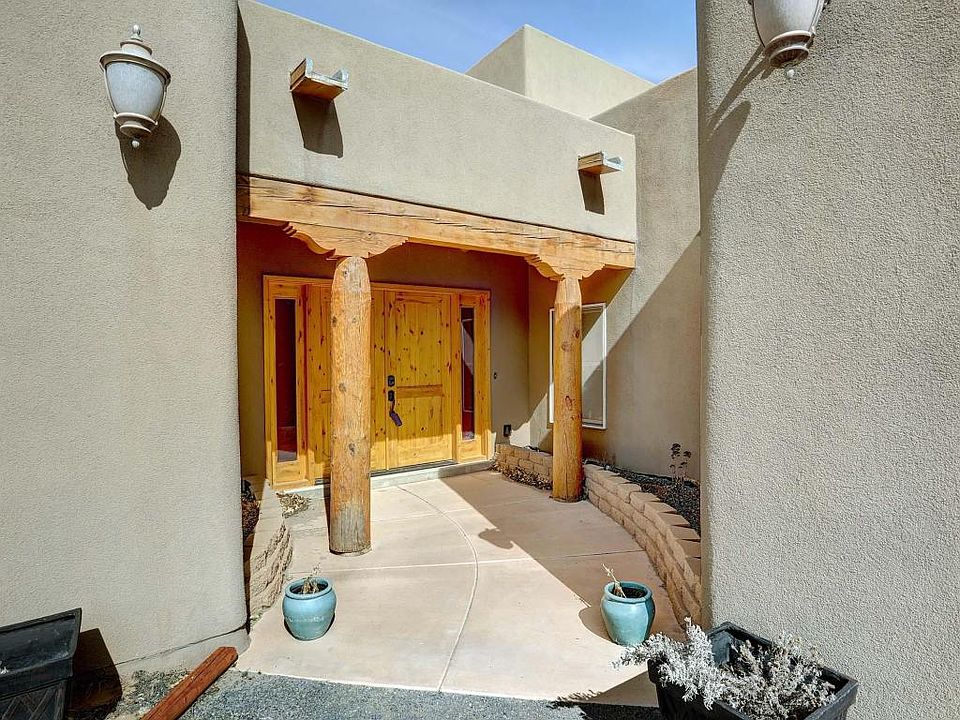 1st image of 744 Davis Pl