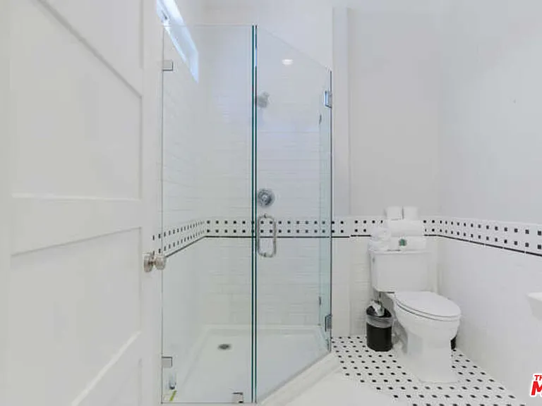 5907 Jumilla Ave — Photo 28