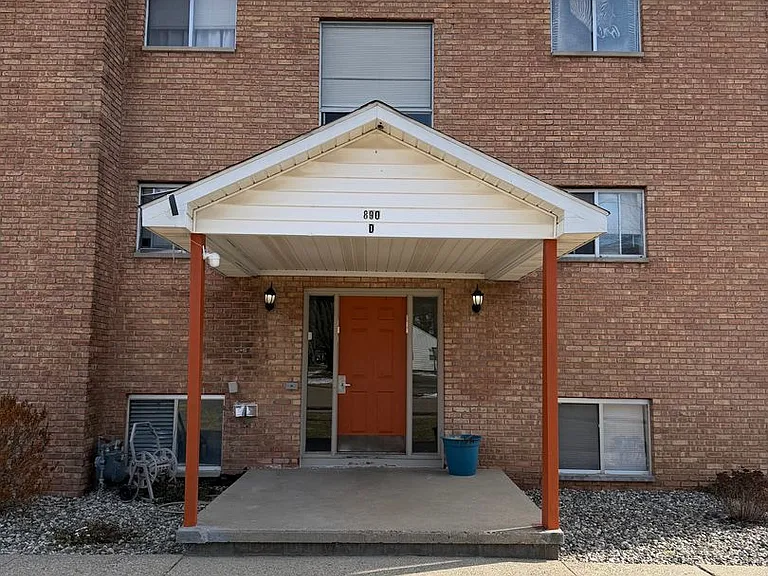 890 Parkview Ave — Photo 1