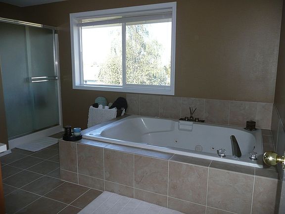 Master Bath w/ Jetted Tub