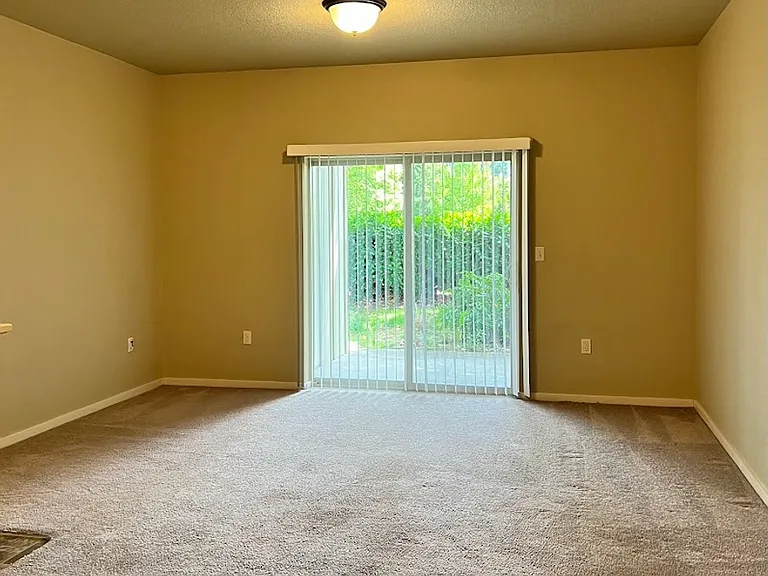 Catron Apartments - 1-3 Bedrooms 2 Bathrooms with In Unit Washer/Dryer and Internet — Photo 26