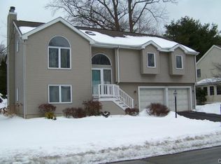 12 Market Pl, Milford, CT 06460