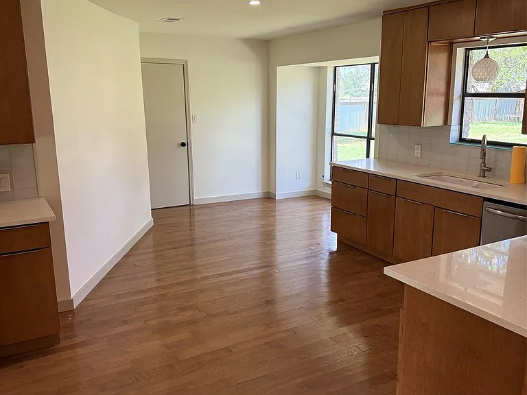 1009 Swallow Dr — Photo 16