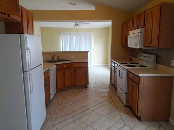 4th image of 909 Derbyshire Dr