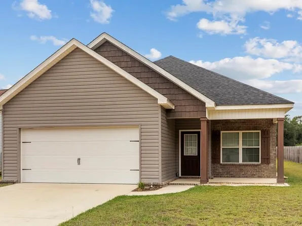 118 Village Ln, Headland, AL 36345