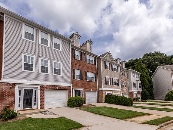5th image of 557 Lantern Wood Dr