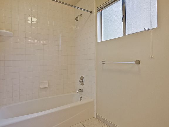 5th image of 536 Hawthorne Ave APT D