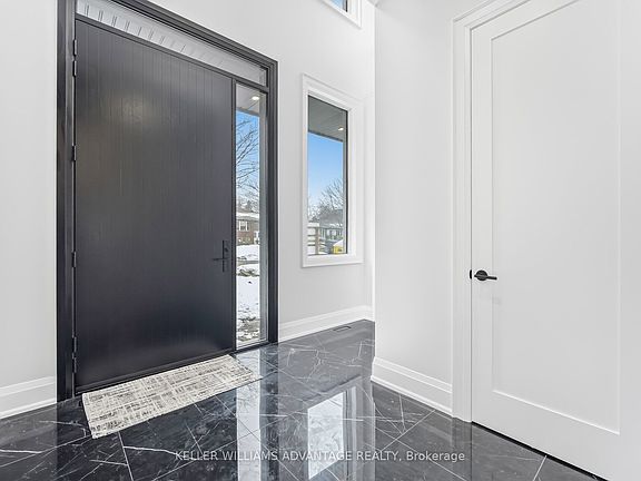 2nd image of 711 Hillview Cres