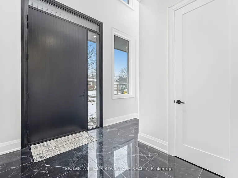 711 Hillview Cres — Photo 2