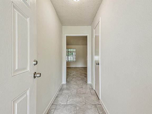 3rd image of 211 Silverbell Cir