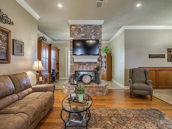 5th image of 5902 95th St