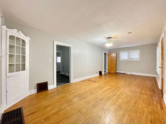 3rd image of 990 E Isabella Ave