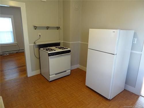 3rd image of 84 Hanford Ave