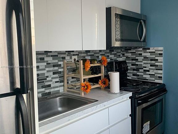 5th image of 842 Meridian Ave APT 3G