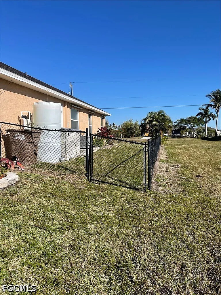 3 bed, 2.0 bath, 1693 sqft, $2,000 — Photo 3