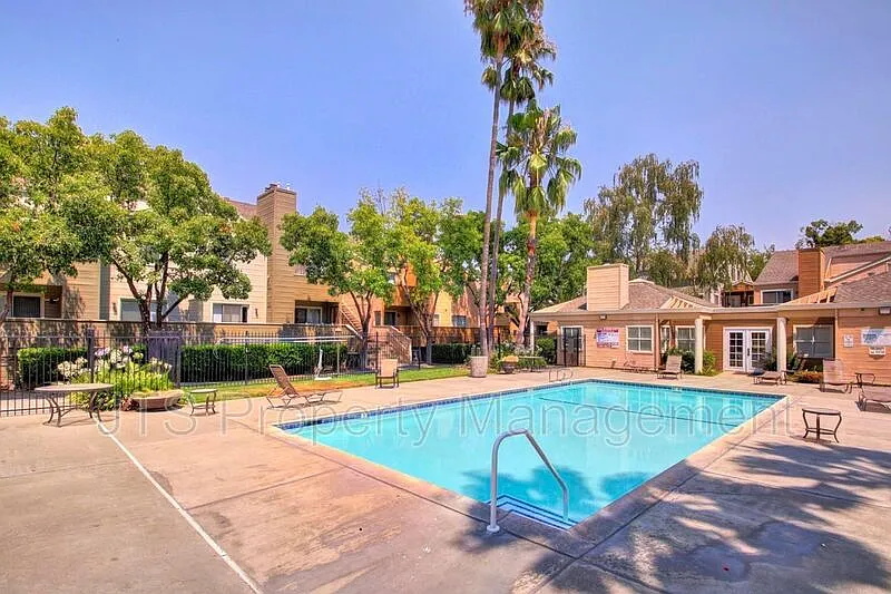 1 bed, 1.0 bath, 688 sqft, $1,395 — Photo 2