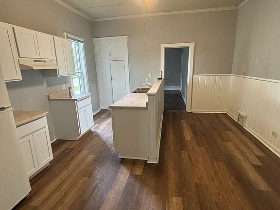 3rd image of 900 Locust St