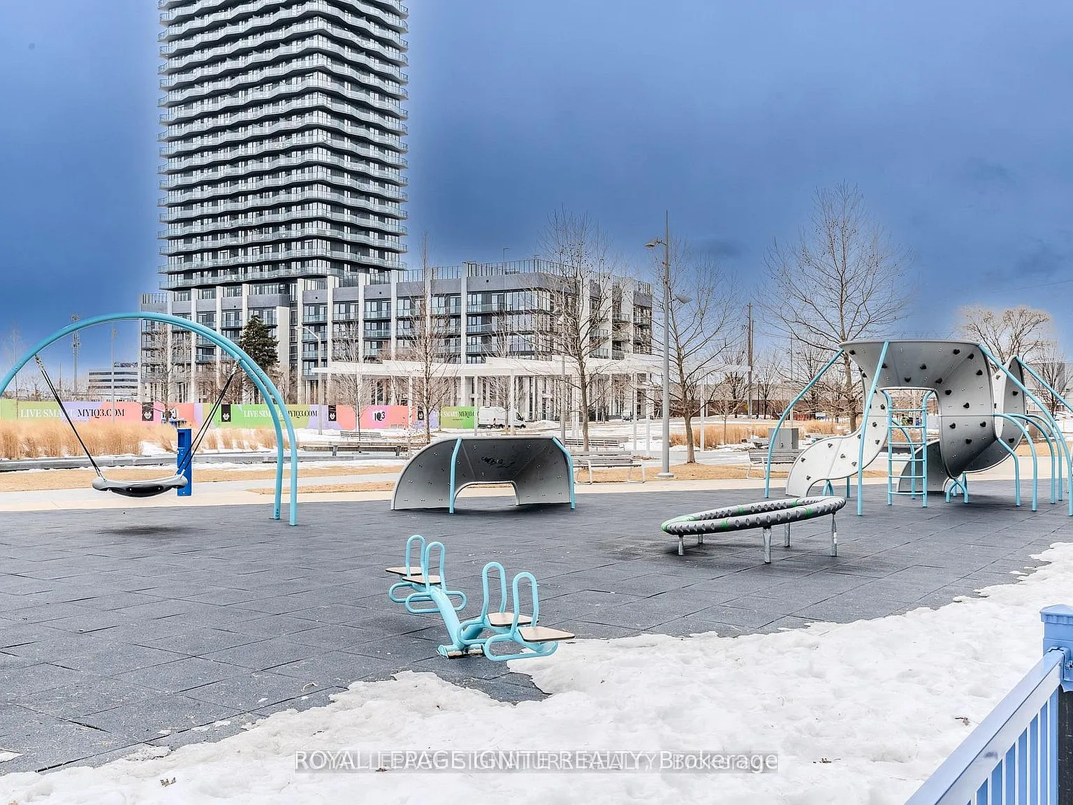 Park Towers Condominiums — Photo 2