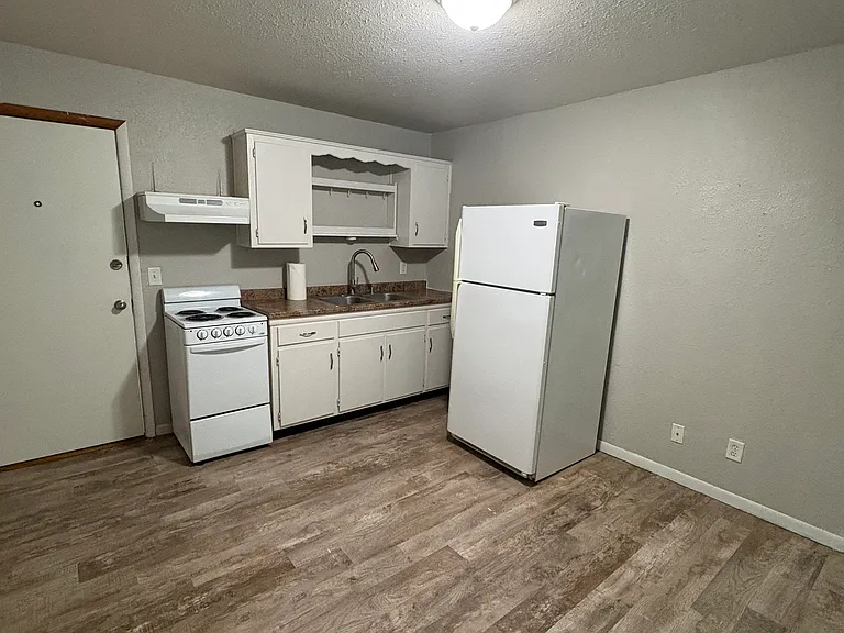 1215 Sylvan St — Photo 4