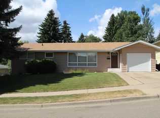 809 21st St NW, Minot, ND 58703