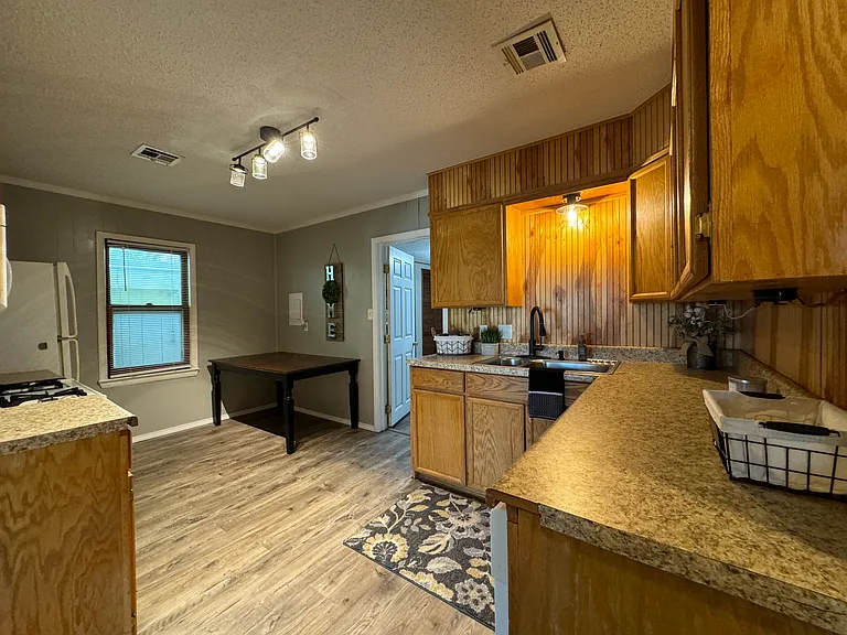 1240 E Walnut St — Photo 10