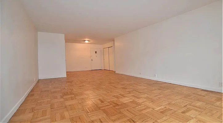 Rented by Manhattan Realty Group | media 9