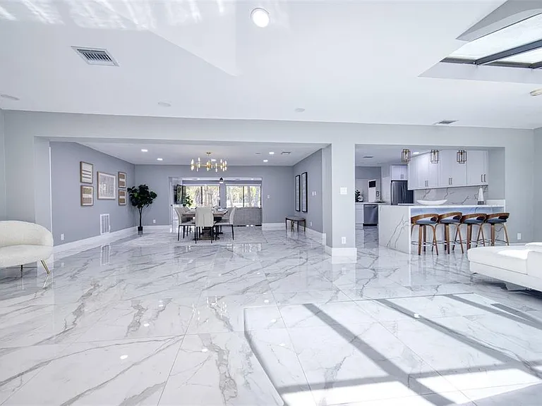 1030 SW 14th Ter — Photo 3