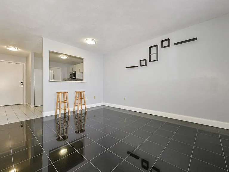 900 Governors Dr #3 — Photo 4