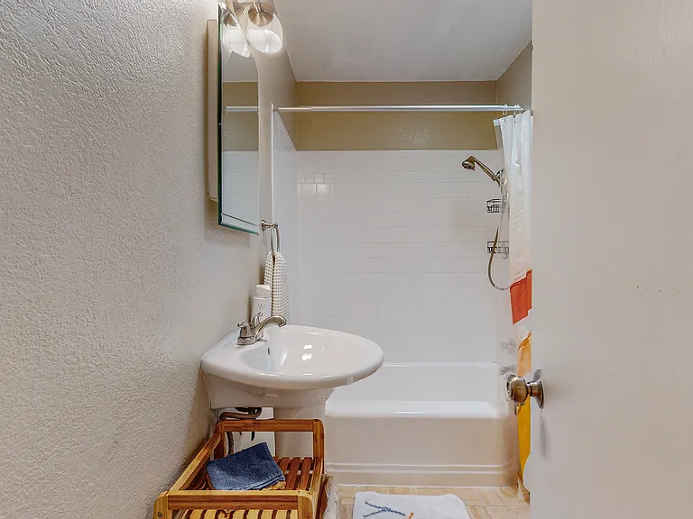 837 Adams St NE — Photo 31