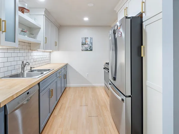 5 Greenbriar Dr APT 204, North Reading, MA 01864