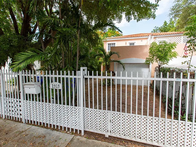 2919 Virginia St — Photo 1