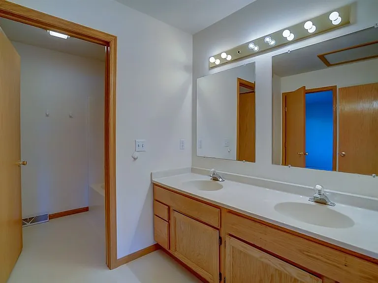 236 Harbour Town Dr — Photo 4
